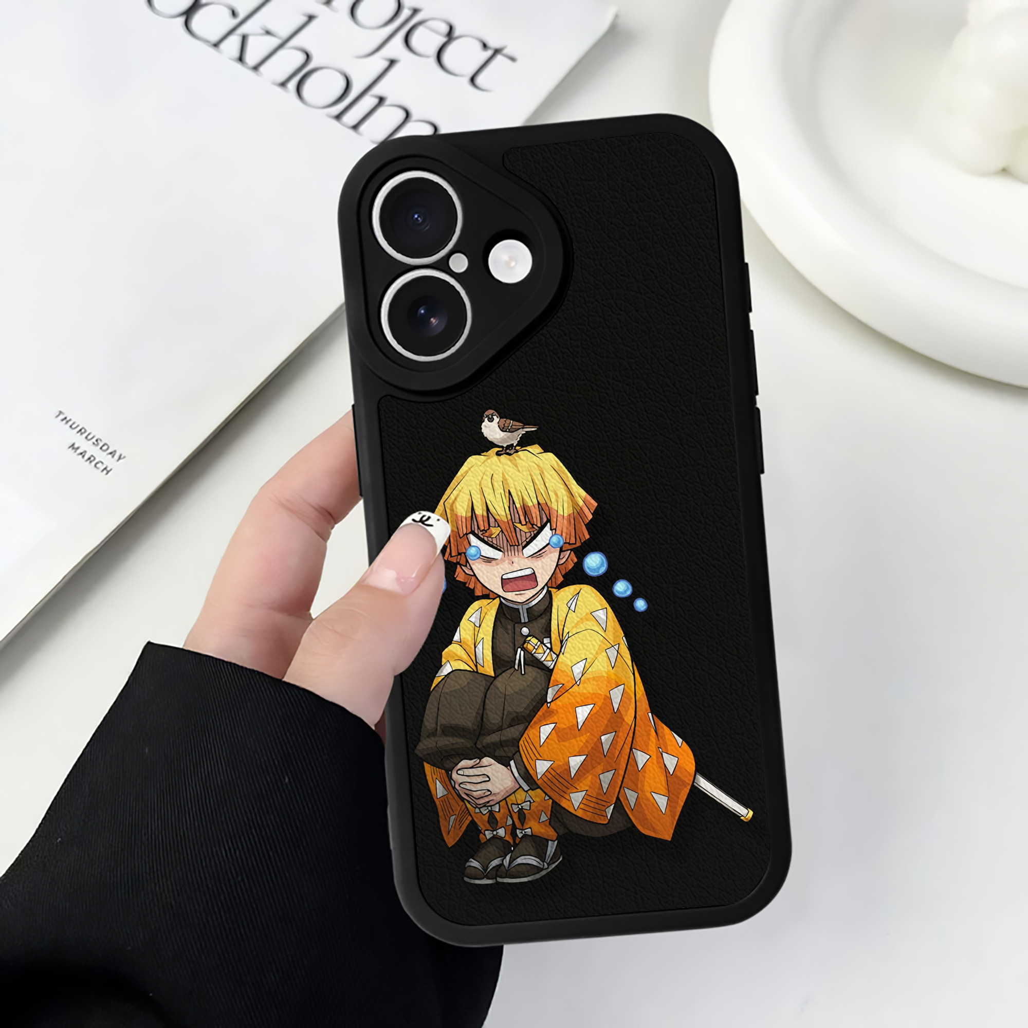 （画像用） 鬼滅の刃（きめつのやいば）我妻 善逸／あがつま ぜんいつ Agatsuma Zenitsu 【iPhone 16シリーズ対応】シリコンスマホケース（レザー調） 材質：シリコン
